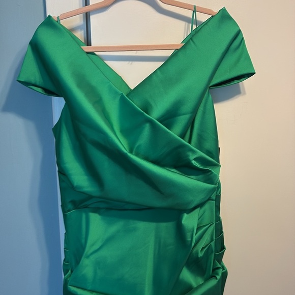 Teri Jon by Rickie Freeman Off-Shoulder Maxi Gown. Size 14 - Picture 2 of 8